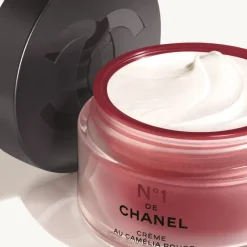 CREME N°1 DE CHANEL CREME MIT ROTER KAMELIE Polstert auf – glättet – schützt von CHANEL