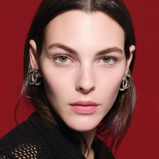 CREME N°1 DE CHANEL CREME MIT ROTER KAMELIE Polstert auf – glättet – schützt von CHANEL