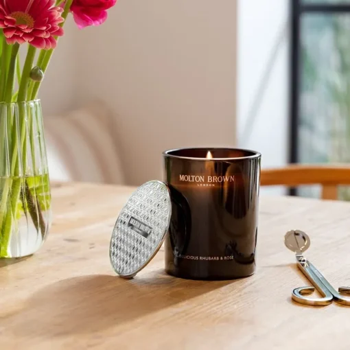 Delicious Rhubarb & Rose Scented Candle von Molton Brown