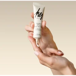 Feuchtigkeitspflege Sensitive SPF50 Daily Sun Fluid von Hej Organic