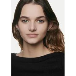 TEINT GRUNDIERUNG ULTRA LE TEINT VELVET Foundation mit Weichzeichnereffekt. Samtig-mattes Finish. von CHANEL