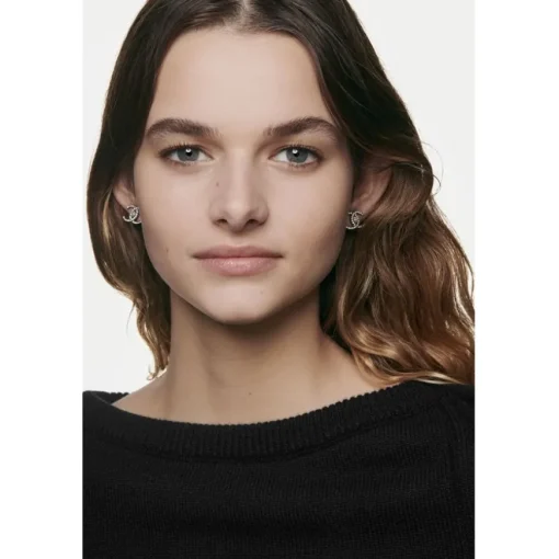 TEINT GRUNDIERUNG ULTRA LE TEINT VELVET Foundation mit Weichzeichnereffekt. Samtig-mattes Finish. von CHANEL