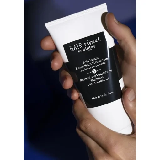 Waschen & Entwirren Revitalizing Volumizing Shampoo with Camellia oil von HAIR RITUEL by Sisley